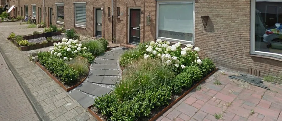 Voortuin na: border met hortensia's